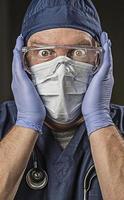 médecin ou infirmière stupéfait avec vêtements de protection et stéthoscope photo