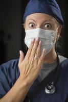 femme médecin choquée avec la main devant la bouche photo