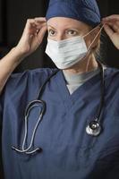 femme médecin ou infirmière portant un masque protecteur photo