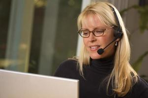 jolie femme d'affaires avec casque téléphonique photo