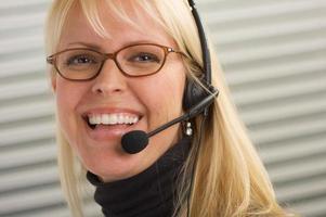 jolie femme d'affaires avec casque téléphonique photo