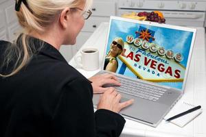 femme dans la cuisine à l'aide d'un ordinateur portable - las vegas photo