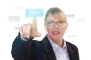 femme poussant un bouton d'écran tactile interactif photo