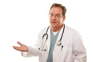 médecin de sexe masculin avec un regard inquiet sur blanc photo