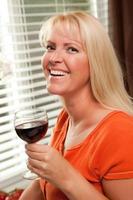 jolie blonde avec un verre de vin photo