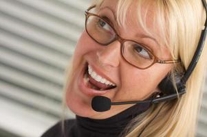 jolie femme d'affaires avec casque téléphonique photo