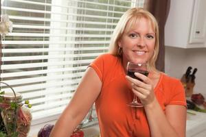 jolie blonde avec un verre de vin photo