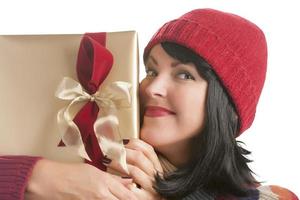 femme heureuse tenant un cadeau de noël sur blanc photo