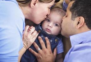 parent métis embrassant son fils photo