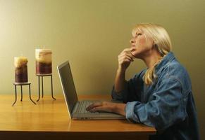 femme utilisant une série d'ordinateurs portables photo