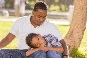 père afro-américain inquiet pour son fils métis photo