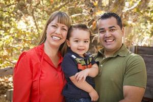 Happy mixed race family posant pour un portrait photo