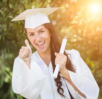 fille métisse diplômée en bonnet et robe avec diplôme photo