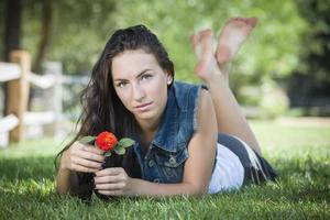 Attractive mixed race girl portrait portant dans l'herbe photo