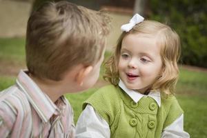 adorable frère et soeur enfants jouant dehors photo