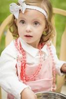 adorable petite fille jouant à la cuisine du chef photo