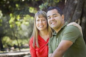 portrait de couple de race mixte attrayant au parc photo