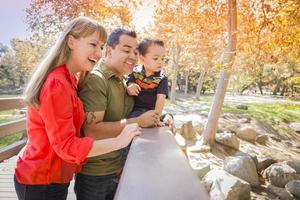 famille métisse profiter d'une journée au parc photo