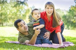 famille métisse profiter d'une journée au parc photo