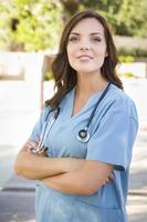 fier jeune femme adulte médecin ou infirmière portrait à l'extérieur photo