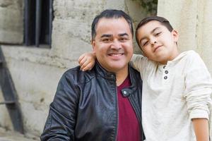 portrait d'un fils et d'un père hispanique et caucasien de race mixte photo