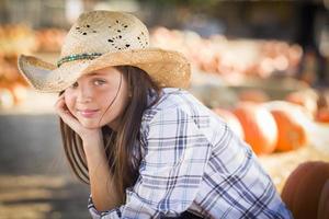 portrait de préadolescente au champ de citrouilles photo