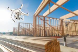 drone quadcopter volant et inspectant le chantier de construction photo