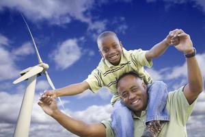 heureux père et fils afro-américains avec éolienne photo