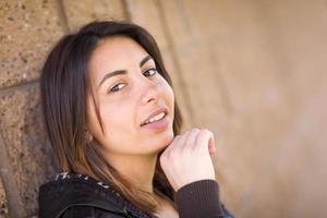 beau portrait de jeune femme métisse heureuse à l'extérieur. photo