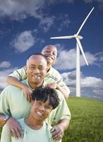 heureuse famille afro-américaine et éolienne photo