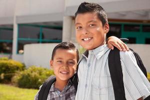 frères mignons prêts pour l'école photo