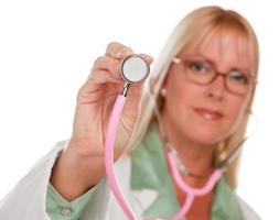jolie femme médecin tenant un stéthoscope photo