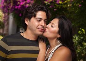 Heureux couple hispanique attrayant au parc photo