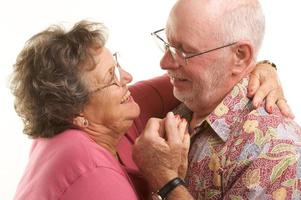 heureux couple de personnes âgées dansant photo