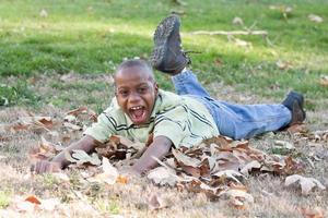 jeune garçon afro-américain jouant dans le parc photo