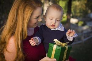 belle jeune mère et bébé avec cadeau de Noël photo