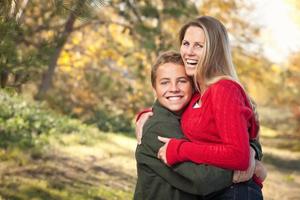 mère et fils ludiques posent pour un portrait en plein air photo