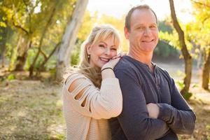 heureux, moyen-âge, caucasien, couple, portrait, dehors photo