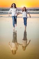 portrait de deux jeunes soeurs sur la plage. photo