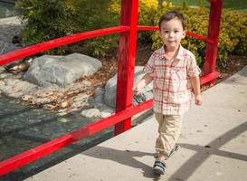 jeune garçon chinois et caucasien s'amusant au parc. photo