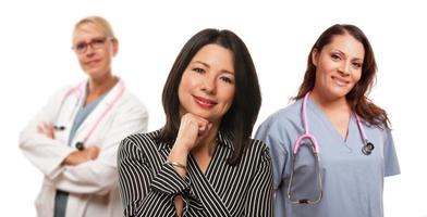 femme hispanique avec femme médecin et infirmière photo