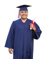 homme hispanique avec déplome portant une casquette de graduation et une robe isolée photo