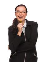 femme d'affaires de race mixte tenant un crayon regardant sur le côté isolé sur fond blanc photo