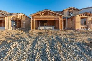 Nouvelle charpente de maisons en bois sur le chantier photo