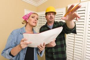 entrepreneur en casque discutant des plans avec une femme photo