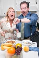 couple stressé dans la cuisine en retard au travail photo