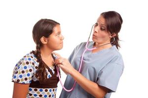 jolie fille hispanique et femme médecin isolée photo