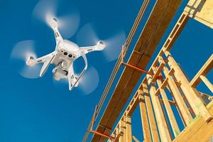 drone quadcopter volant et inspectant le chantier de construction photo