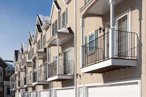 rangée de balcons d'appartements en copropriété et de portes de garage. photo