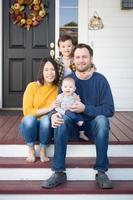 portrait de famille jeune métisse chinois et caucasien photo